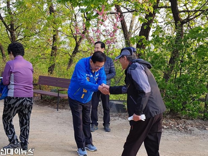 3유덕열 동대문구청장이 배봉산 근린공원에서 주민들에게 인사드리고 있다.jpg