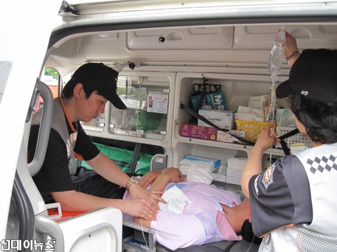 3.폭염 구급차에서 온열질환자에게 얼음팩을 조치하고 있는 모습.jpg