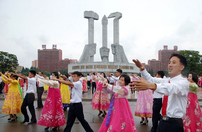 2017년-북한-청년절-축하-청년·학생들의-무도회.jpg