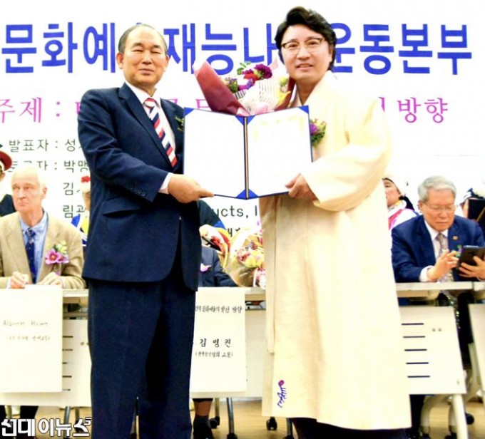 (오른쪽)한한국-이사장이-(왼쪽)성태진-조직위원장으로부터-대한민국을-빛낸-자랑스런-재능나눔-봉사인대상(문화예술부문)을-수상하고-있다(사~.jpg