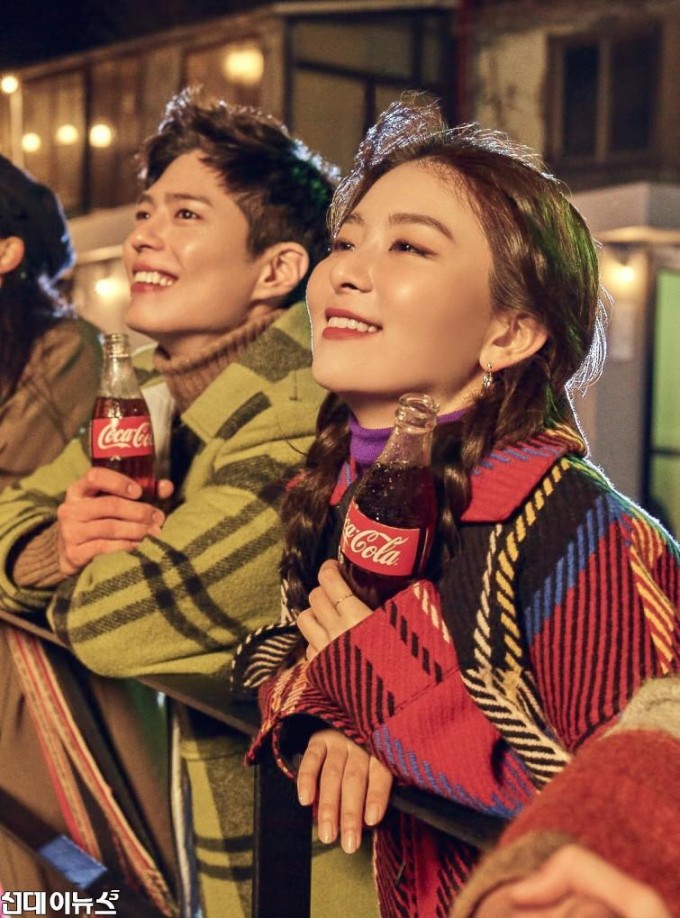 [이미지] 코카-콜라 2020년 새해 캠페인 모델로 선정 된 ‘박보검X슬기’.jpg