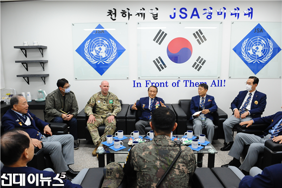 대한민국재향군인회(회장 김진호, 이하 향군) 회장단이 JSA 대대장과 대화를 나누고 있다..png
