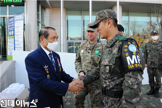 김진호 향군회장이 JSA 대대장에게 감사의 뜻을 전하며 장병들의 노고를 치하하고 있다..png