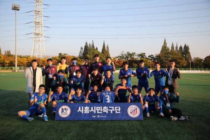 시흥시민축구단 28라운드 승리 단체사진.jpg