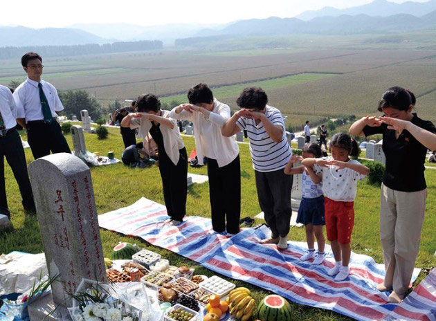 북한 추석- 성묘의 모습- [출처]북한 월간 조선.jpg