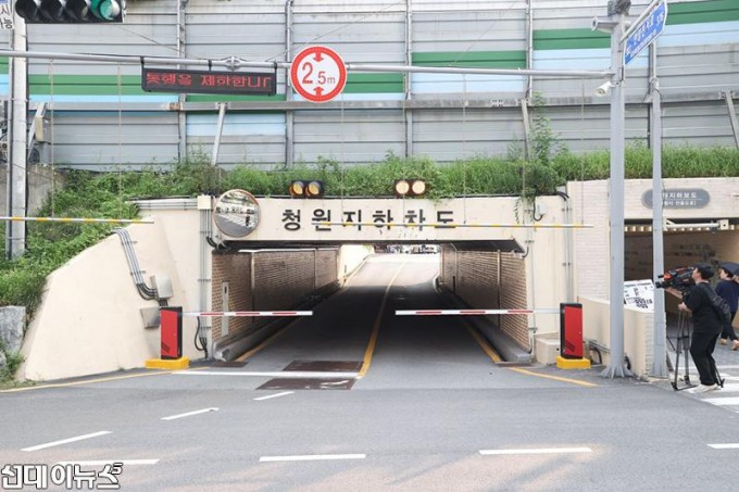 안양시는 21일 청원지하차도에 설치된 침수위험 자동차단시스템을 점검했다(차단봉이 내려간 모습)_1.jpg
