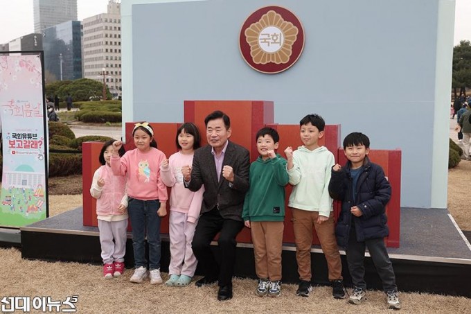 김진표 국회의장과 사진 찍는 어린이들.jpg
