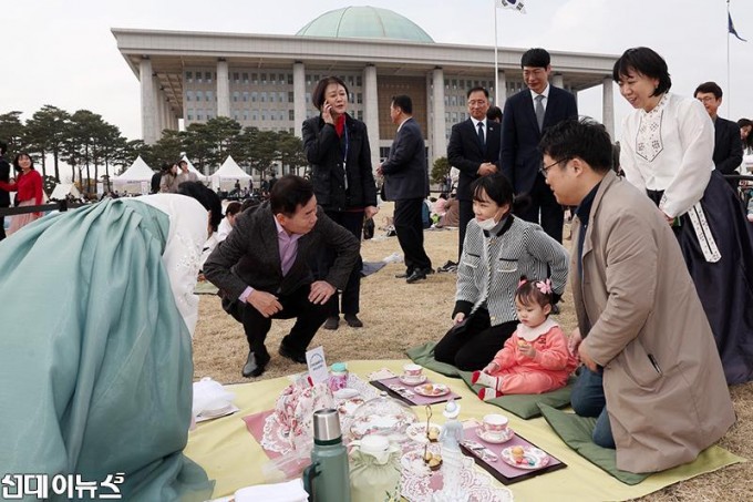 김진표 국회의장과 인사 나누는 가족.jpg