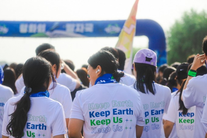 [사진2] 2023 지구런 마라톤 참가자들이 출발지에서 대기하고 있다..jpg