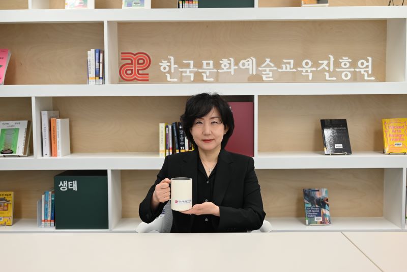 한국문화예술교육진흥원, 박은실 원장 첫 주자로 '머그(mug) 담아머그 챌린지' 전개