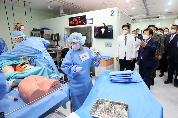 박병석 국회의장, 국군의무사령부·수도병원 방문해 장병들에 위문금 전달