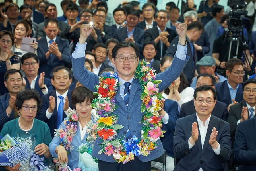 [6·13 지방선거]김경수 “홍준표 심판한 것”…경남도민의 위대한 승리