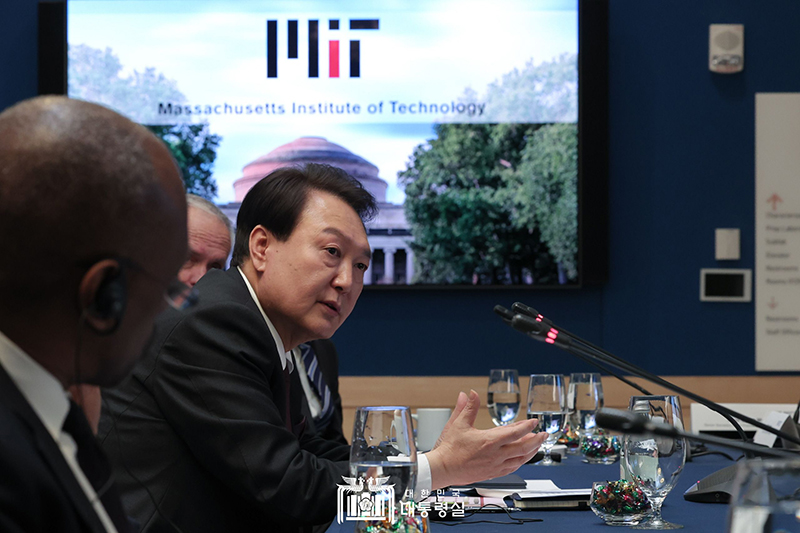 尹 대통령, 韓 대통령 최초 MIT 방문..."과학기술 협력은 한미동맹의 새로운 미래 영역"