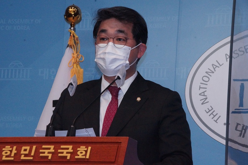 “군은 안전한가, 국민의힘 배준영 대변인”