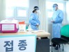 [포토] 접종 준비 중인 간호사 격려하는 이재준 고양시장