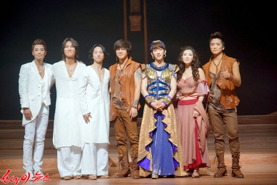 왼쪽부터 한지상,박은태,마이클 리,윤도현,조권,정선아,김신의 