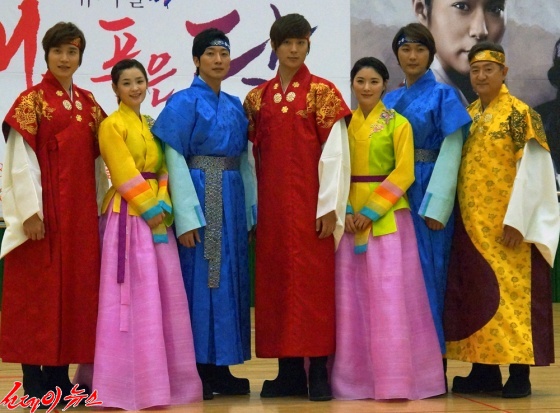 왼쪽부터 김다현,전미도,성두섭,전동석,안시하,조강현,송영창 