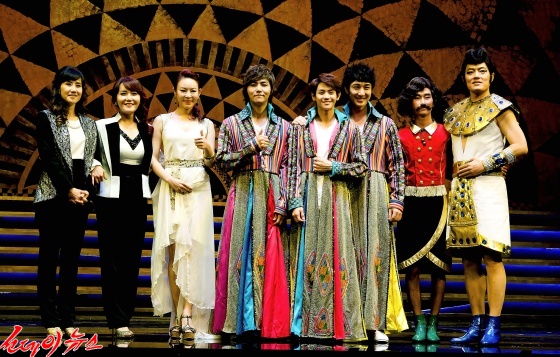 왼쪽부터 이혜경, 김경선, 리사, 정동하, 양요섭, 김승대, 박민, 김형묵(사진-김상민 기자)