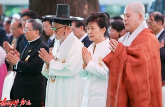 불기 2558년 부처님오신날 봉축 법요식 참석 (사진제공=청와대)