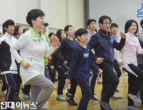박근혜 대통령이 11월 ‘문화가 있는 날’을 맞아 26일 올림픽공원 스포츠센터를 찾아 ‘늘품건강체조’와 탁구 등 직접 시연과 활동에 참여했다. 사진출처/청와대