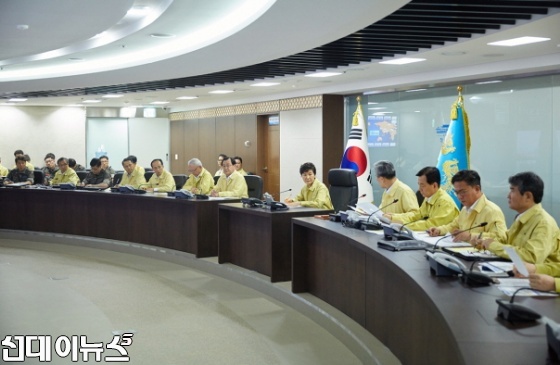 [사진출처/청와대 '공공누리']박근혜 대통령이 청와대에서 긴급 국가안전보장회의(NSC) 상임위원회를 주재하고 있다. 