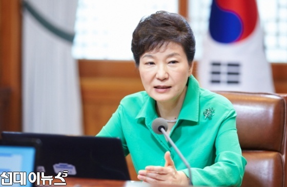 [사진출처/청와대'공공누리']박근혜 대통령이 24일 오전 청와대에서 열린 대통령주재 수석비서관회의에서 모두발언하고 있다.