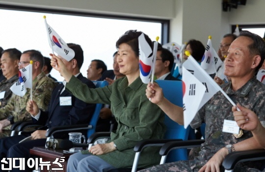 [사진출처/청와대 '공공누리']박근혜 대통령은 28일 육군 승진과학화훈련장(경기도 포천 소재)을 방문하여 한미 연합전력이 참가하는 ‘통합화력훈련’을 참관하고, 관련 장병 격려.
