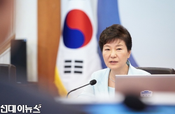사진출처/청와대'공공누리'  박근혜 대통령이 1일 오전 청와대에서 제38회국무회의를 주재하고 있다. 