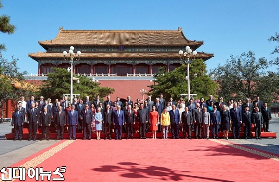 [사진출처/청와대'공공누리']박근혜 대통령과 시진핑 중국 국가주석 내외, 각국 정상들이 `항일전쟁 및 세계 반파시스트 전쟁 승리 70주년 기념행사`가 열린 3일 오전 중국 베이징 자금성에서 기념촬영을 하고 있다.
