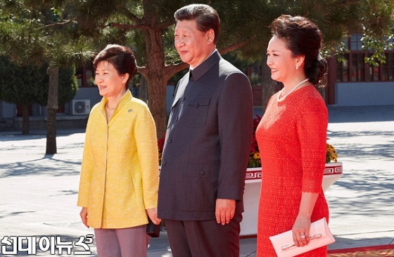 [사진출처/청와대'공공누리']박근혜 대통령이 `항일전쟁 및 세계 반파시스트 전쟁 승리 70주년 기념행사`가 열린 3일 오전 중국 베이징 자금성에서 시진핑 국가주석, 펑리위안 여사와 기념촬영을 하고 있다. 