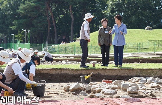 [사진출처/청와대'공공누리']박 대통령, 신라 왕경(월성) 발굴현장 방문