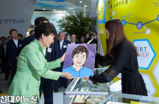 [사진출처/청와대'공공누리']박근혜 대통령이 9일 인천 송도 컨벤시아에서 열린 2015 지역희망 박람회에서 지역특화상품전을 관람하고 있다.