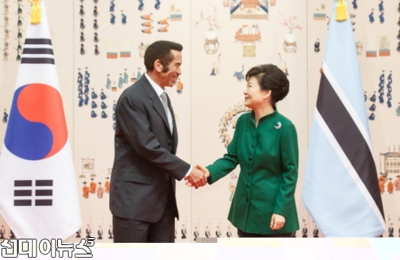 [사진출처/청와대]박근혜 대통령과 세레체 카마 이안 카마 보츠와나 대통령이 23일 오전 청와대에서 기념촬영을 하고 있다.