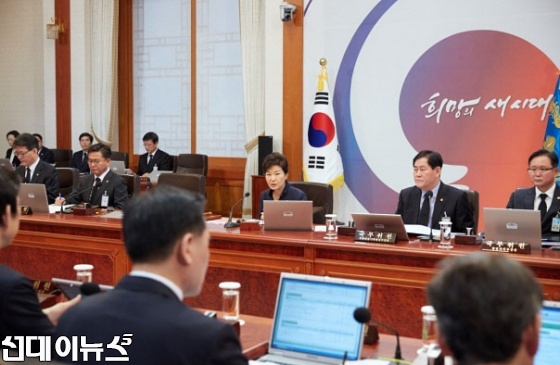박근혜 대통령이 24일 오전 청와대에서 제51회 국무회의를 주재하고 있다. [사진출처/청와대]