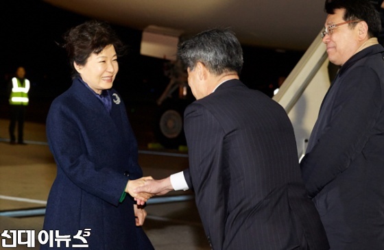 박근혜 대통령이 29일 오후(현지시간) 유엔기후변화협약 당사국 총회(COP21) 정상회의에 참석하기 위해 프랑스 파리 오를리(Orly) 국제공항에 도착해 영접나온 윤종원 주오이시디대사와 악수하고 있다.