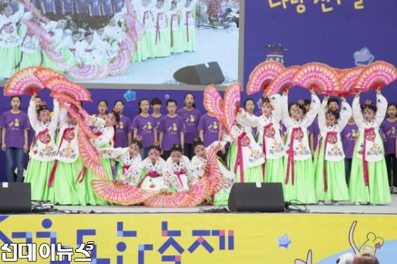 5일 서울 광진구 어린이대공원 열린무대에서 '제5회 서울동화축제'개막 공연이 펼펴지고 있다