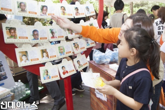 5일 서울 광진구 어린이대공원에서 열린 '제5회 서울동화축제'체험부스에서 어린이들이   여러 가지 체험을 하고 있다