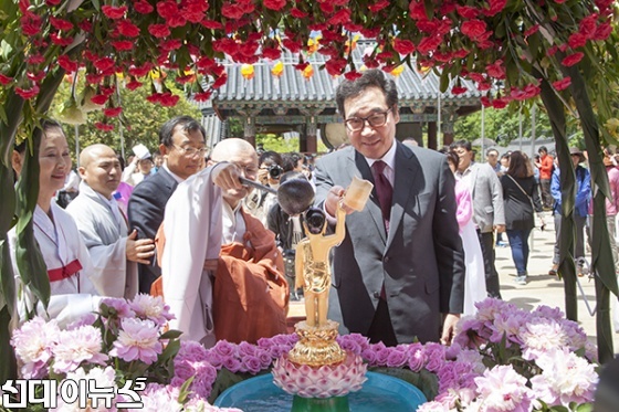 14일 순천 송광사에서 열린 부처님오신날 봉축 법요식에서 주지 진화스님과 이낙연 전남지사가 관욕의식을 하고 있다