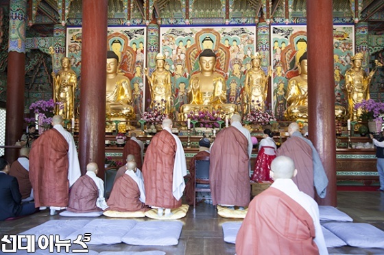 14일 순천 송광사에서 불기 2560년 부처님오신날 봉축 법요식이 열리고 있다