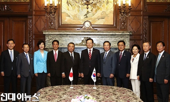정의화 국회의장은 5월 16일(월) 오후 4시 일본 중의원 의장공관에서 오오시마 타다모리(大島 理森) 일본 중의원 의장을 만나 한일 양국간 지속적인 교류·협력을 증진시키기 위한 방안을 논의했다. 