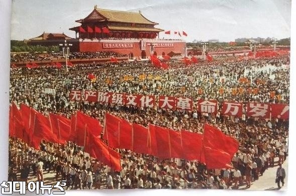 문화대혁명 당시 톈안먼광장을 가득채운 홍위병들