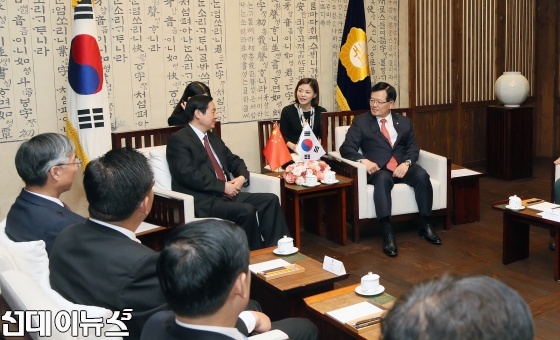 한국을 방문한 류치바오(劉奇葆) 중국 공산당 중앙선전부장을 접견하고 양국 우호증진과 상호발전 방안을 논의했다.