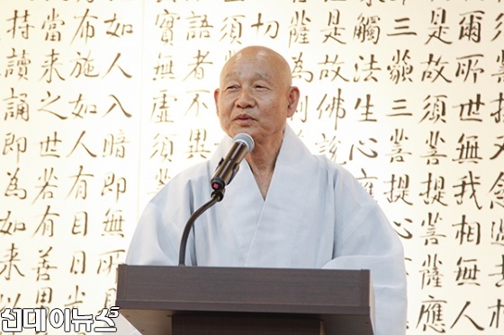 8일 인사동 한국미술관 '성파 서예전'개막식에서 조계종 원로의원 성파 스님이 인사말을 하고 있다