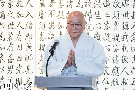 8일 인사동 한국미술관 '성파 서예전'개막식에서 조계종 원로의원 월서 스님이 축사를 하고 있다