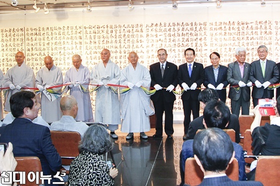 8일 인사동 한국미술관 '성파 서예전'개막식에서 성파 스님과 내빈들이 개막 테잎 커팅을 하고 있다