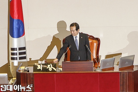 13일 20대 국회 첫 본회의에서 18개 상임위원장을 선출했다 