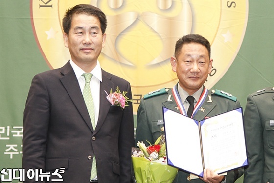 19일 오후 국회헌정기념관에서 열린 ‘2016 대한민국인성교육 대상’ 시상식에서 봉대식 중령이 봉사교육부문 대상을 수상하고 있다