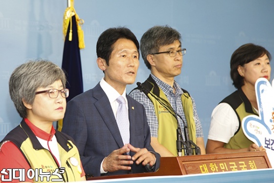 윤소하 의원이 4일 국회 정론관에서 '보건의료인력 지원 특별법안' 발의 기자회견을 하고 있다