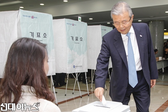 5일 국회의원회관에서 실시한 더불어민주당 당대표 선출 예비경선에서 김종인 비대위원장이 투표하고 있다