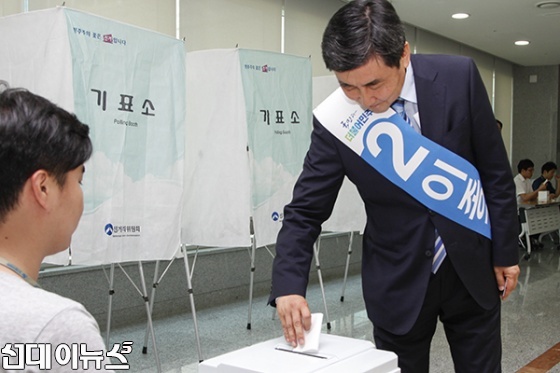 5일 국회의원회관에서 실시한 더불어민주당 당대표 선출 예비경선에서 이종걸(기호 2번)이 투표하고 있다